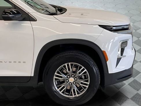 Used 2025 Chevrolet Traverse LT image 7