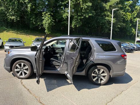 Used 2025 Honda Pilot Touring image 19