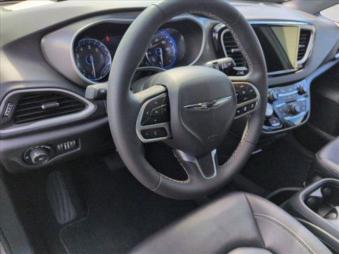 Used 2025 Chrysler Pacifica Select image 5