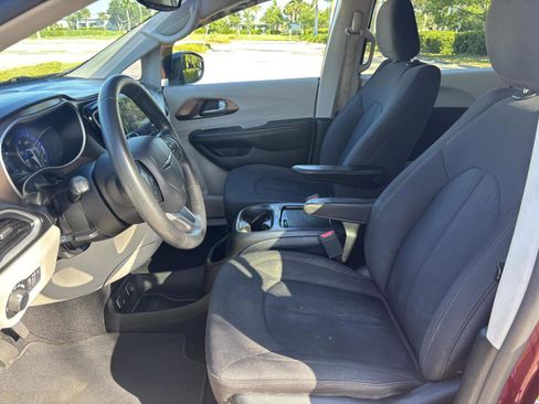 Used 2017 Chrysler Pacifica Touring image 18