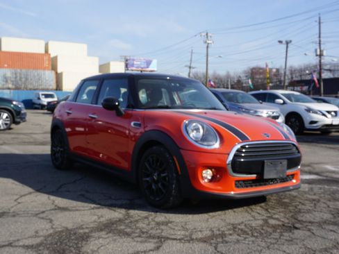 Used 2019 MINI Cooper 4-Door Hardtop image 1