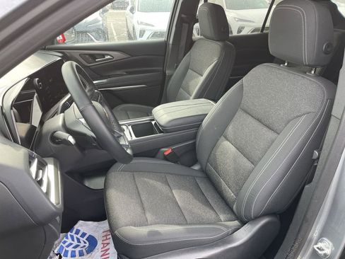 Used 2025 Chevrolet Traverse LT FWD image 11