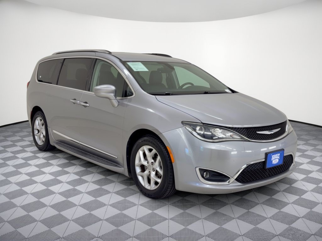 Used 2017 Chrysler Pacifica Touring-L Plus w/ Tire & Wheel Group FWD image 7