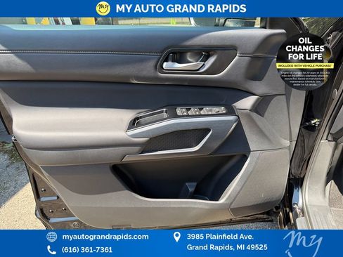 Used 2025 Nissan Pathfinder SL AWD/4WD image 10