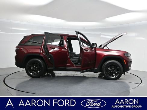 Used 2024 Jeep Grand Cherokee Altitude image 4