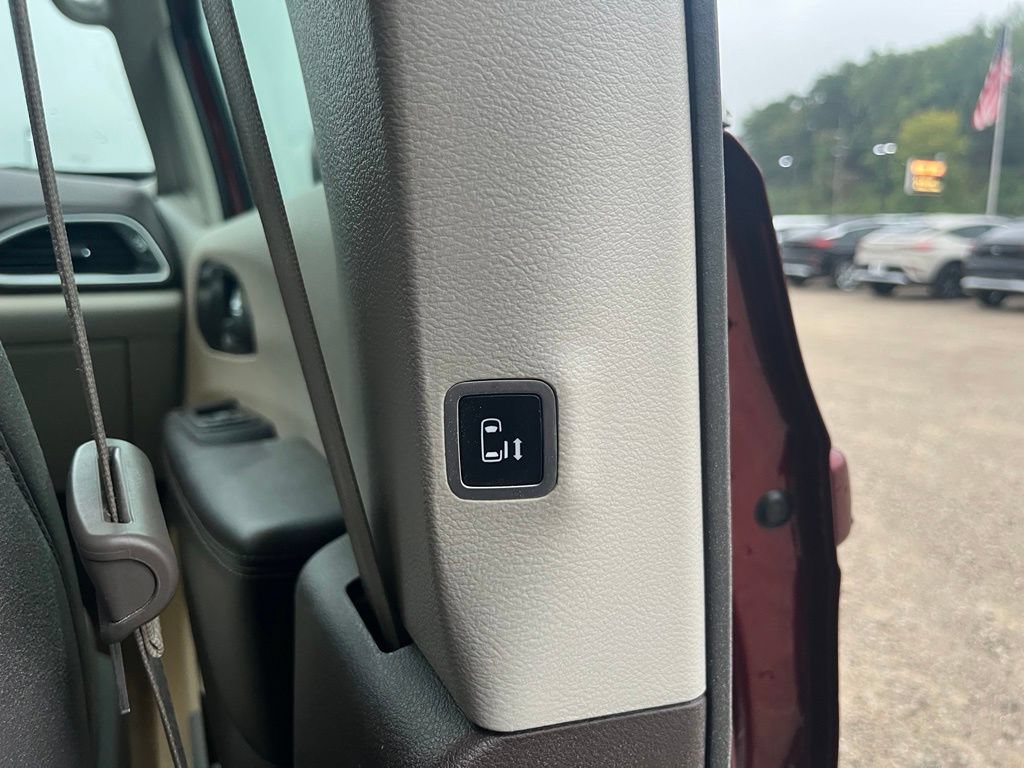 Used 2019 Chrysler Pacifica Touring-L FWD image 34