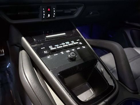 Certified 2025 Porsche Cayenne Coupe AWD/4WD image 23