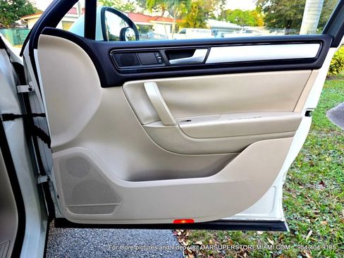 Used 2011 Volkswagen Touareg Sport image 58