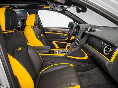 Used 2025 Bentley Bentayga image 2