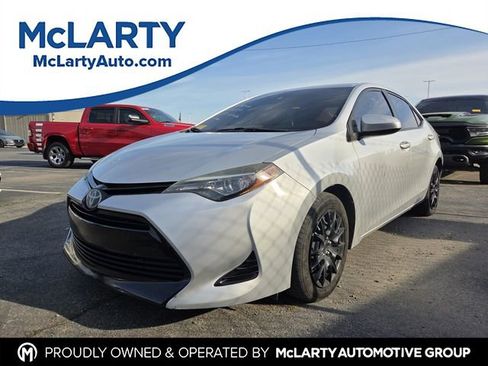 Used 2018 Toyota Corolla LE image 1