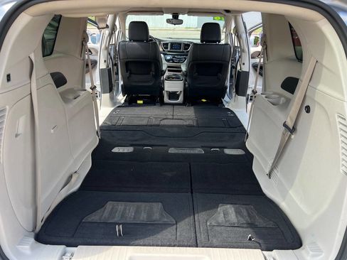 Used 2018 Chrysler Pacifica Touring-L FWD image 24