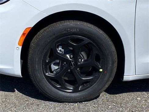 New 2023 Chrysler Pacifica Touring-L w/ S Appearance Package image 5