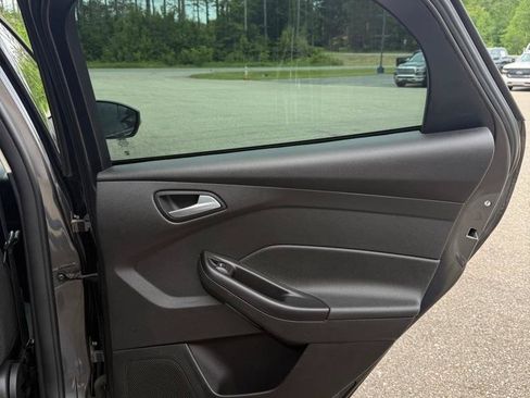 Used 2015 Ford Focus SE w/ SE Sport Package FWD image 19