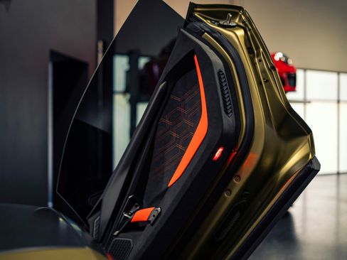 Used 2025 Lamborghini Revuelto AWD/4WD image 4