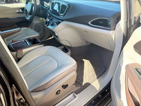 Used 2018 Chrysler Pacifica Touring-L Plus FWD image 14