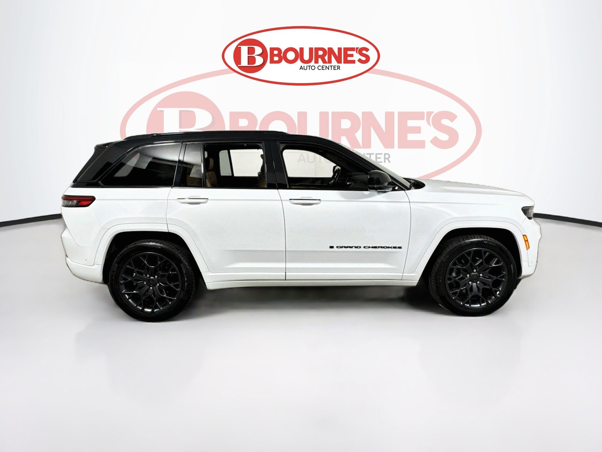 Used 2023 Jeep Grand Cherokee Summit w/ Advanced Protech Group IV AWD/4WD image 13
