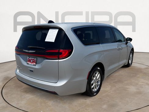 Used 2024 Chrysler Pacifica Touring-L FWD image 11