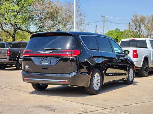 New 2026 Chrysler Pacifica Select image 3