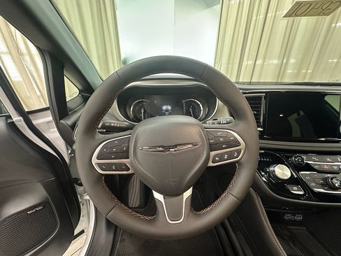 Used 2025 Chrysler Pacifica Pinnacle FWD image 25