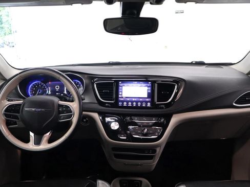 Used 2019 Chrysler Pacifica Limited FWD image 24
