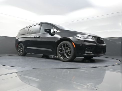 Used 2025 Chrysler Pacifica Limited FWD image 7