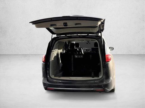 Used 2018 Chrysler Pacifica Touring-L image 6