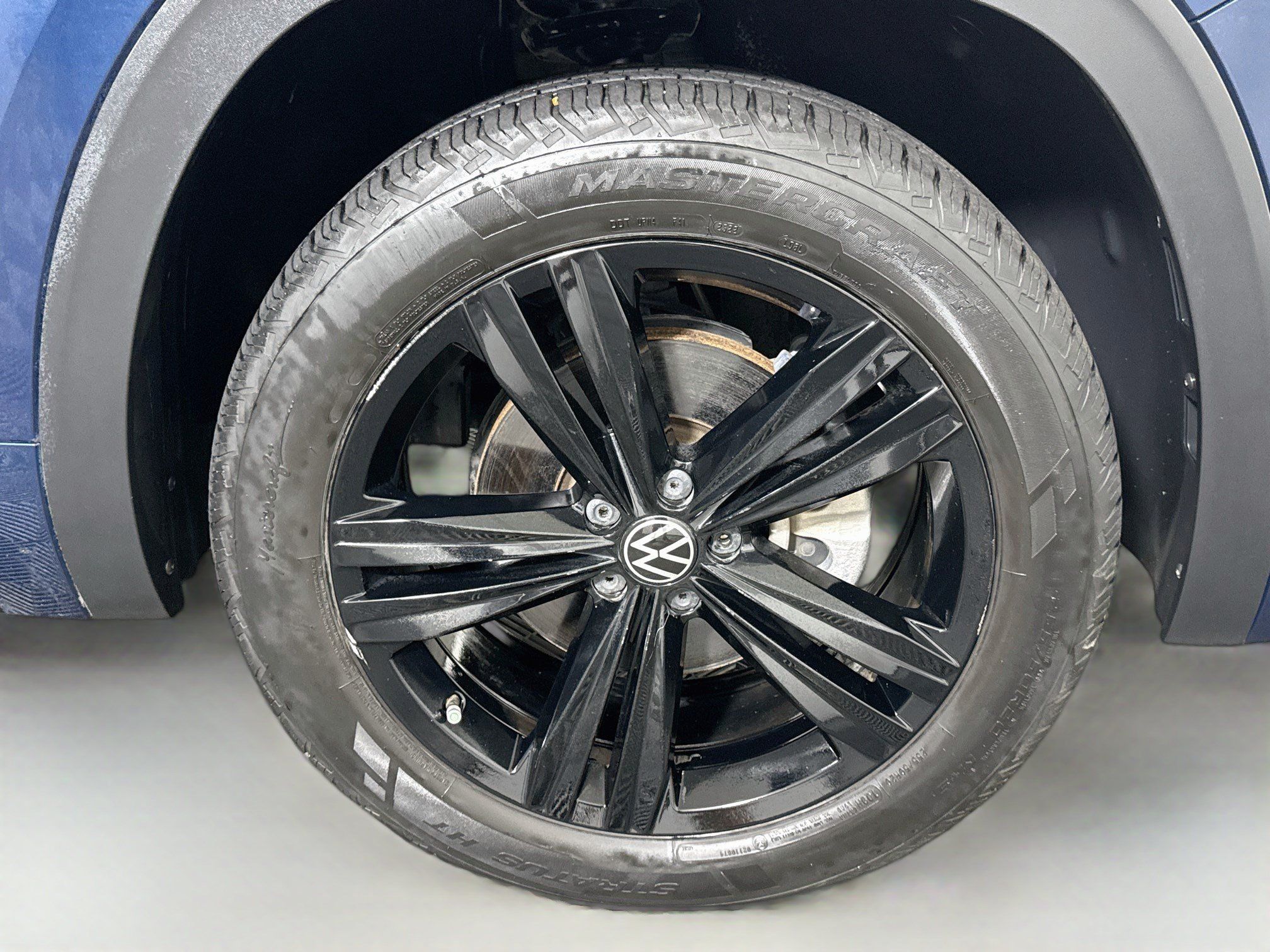 Used 2023 Volkswagen Atlas Cross Sport SEL R-Line AWD/4WD image 32
