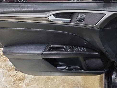 Used 2017 Ford Fusion SE w/ Fusion SE Technology Package image 13