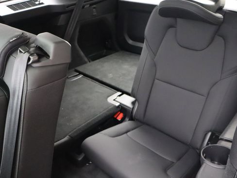 Certified 2025 Volvo XC90 B6 Plus image 32