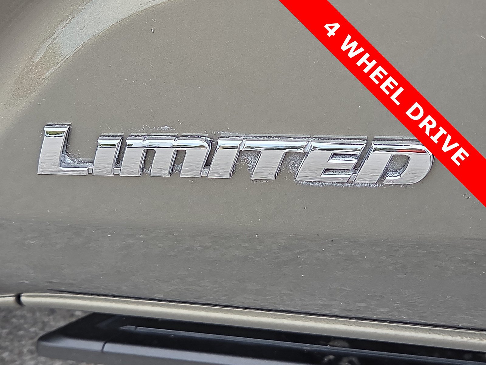 Used 2025 Toyota Tacoma Limited AWD/4WD image 8