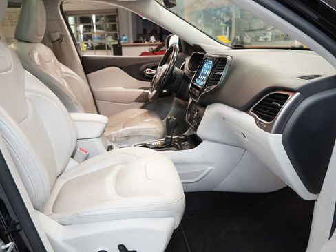 Used 2019 Jeep Cherokee Limited image 31