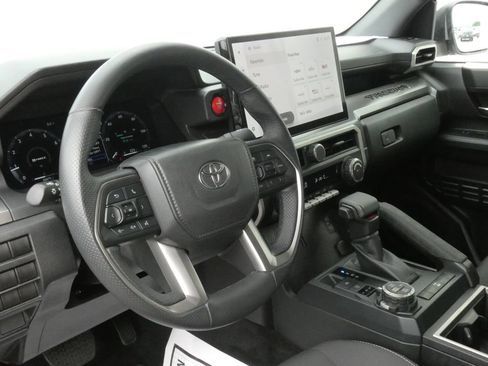 Used 2025 Toyota Tacoma TRD Off-Road AWD/4WD image 8