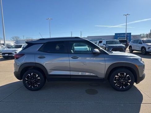 Used 2023 Chevrolet TrailBlazer LT image 2