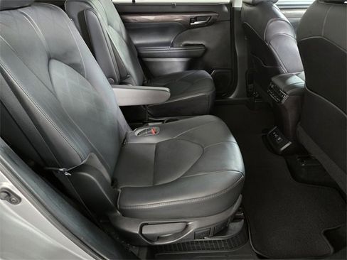 Used 2021 Toyota Highlander Platinum image 21