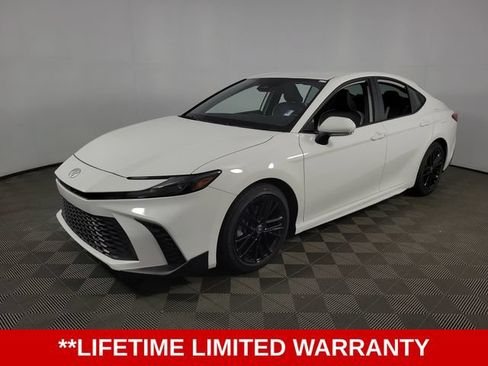 Used 2025 Toyota Camry SE FWD image 3