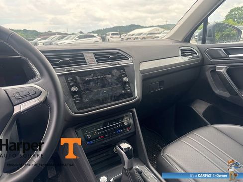 Used 2024 Volkswagen Tiguan SE w/ Panoramic Sunroof Package FWD image 16