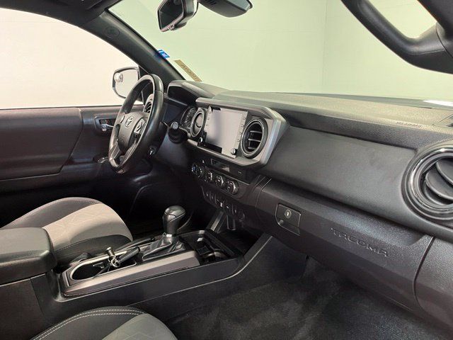 Used 2022 Toyota Tacoma TRD Off-Road w/ Technology Package AWD/4WD image 10