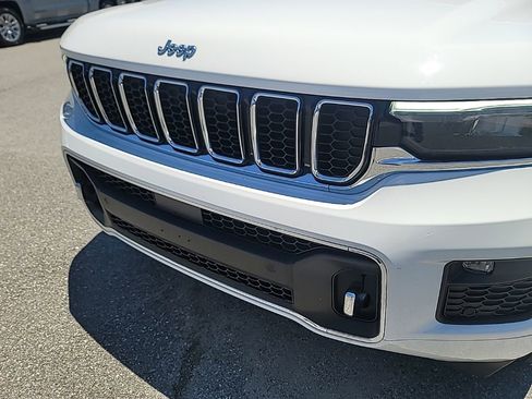 Used 2023 Jeep Grand Cherokee Overland w/ Luxury Tech Group IV RWD image 9