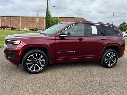 Certified 2022 Jeep Grand Cherokee Overland w/ Luxury Tech Group IV RWD image 3