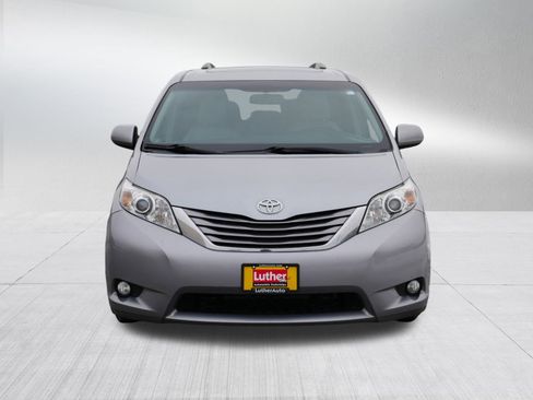 Used 2016 Toyota Sienna XLE image 2