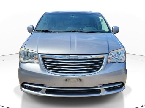 Used 2016 Chrysler Town & Country Touring FWD image 2