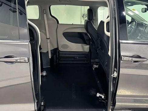 Used 2022 Chrysler Pacifica Touring-L FWD image 30