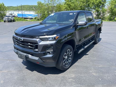 Used 2024 Chevrolet Colorado LT w/ LT Convenience Package III AWD/4WD image 2