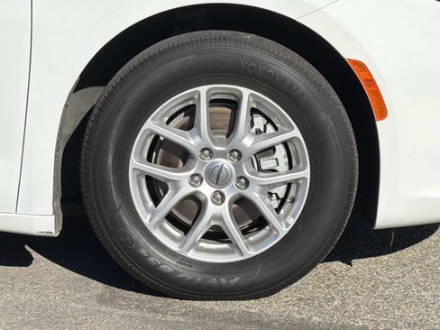 Used 2023 Chrysler Pacifica Touring-L image 27