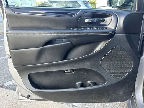 Used 2018 Dodge Grand Caravan SE image 21