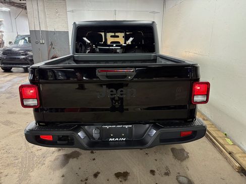 Used 2022 Jeep Gladiator Sport AWD/4WD image 8