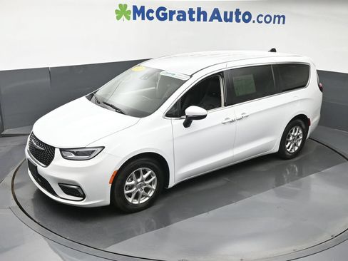 Used 2023 Chrysler Pacifica Touring-L FWD image 25