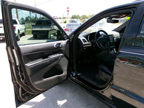 Used 2018 Jeep Grand Cherokee Altitude RWD image 12