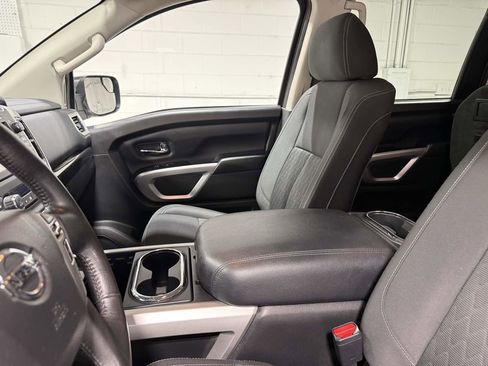 Used 2018 Nissan Titan SV w/ SV Convenience Package image 13