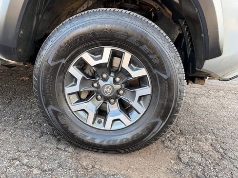 Used 2019 Toyota Tacoma TRD Off-Road image 10